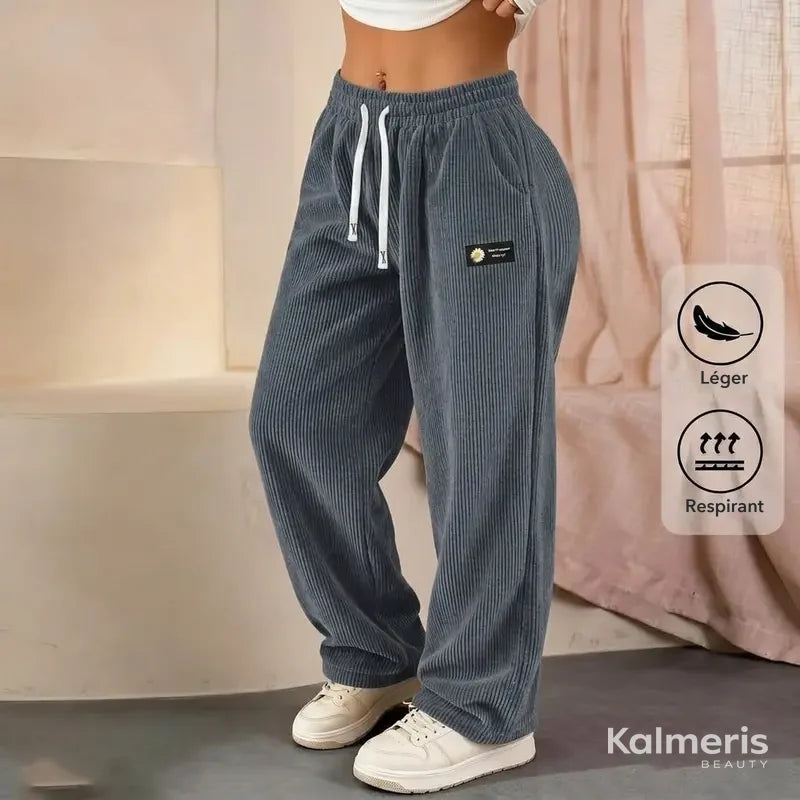Pantalon en velours côtelé gris-bleu porté