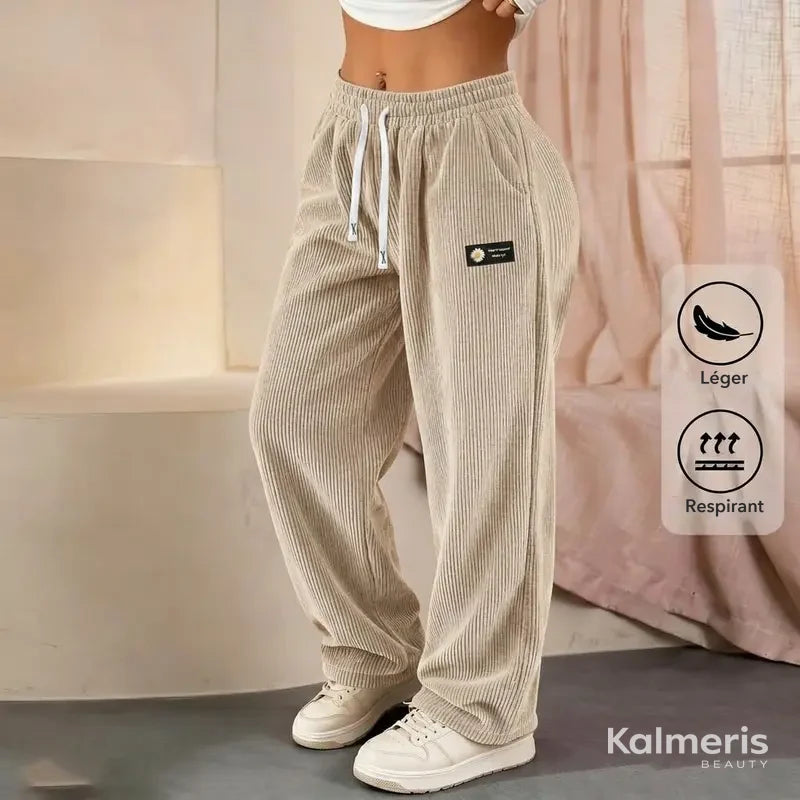 Pantalon en velours côtelé beige porté